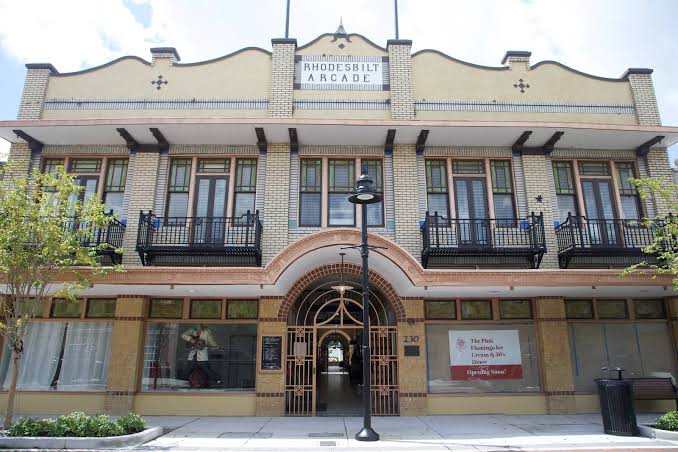 Rhodesbilt Arcade at 230 E Park Avenue, Lake Wales, with its curved parapet and arched entrance